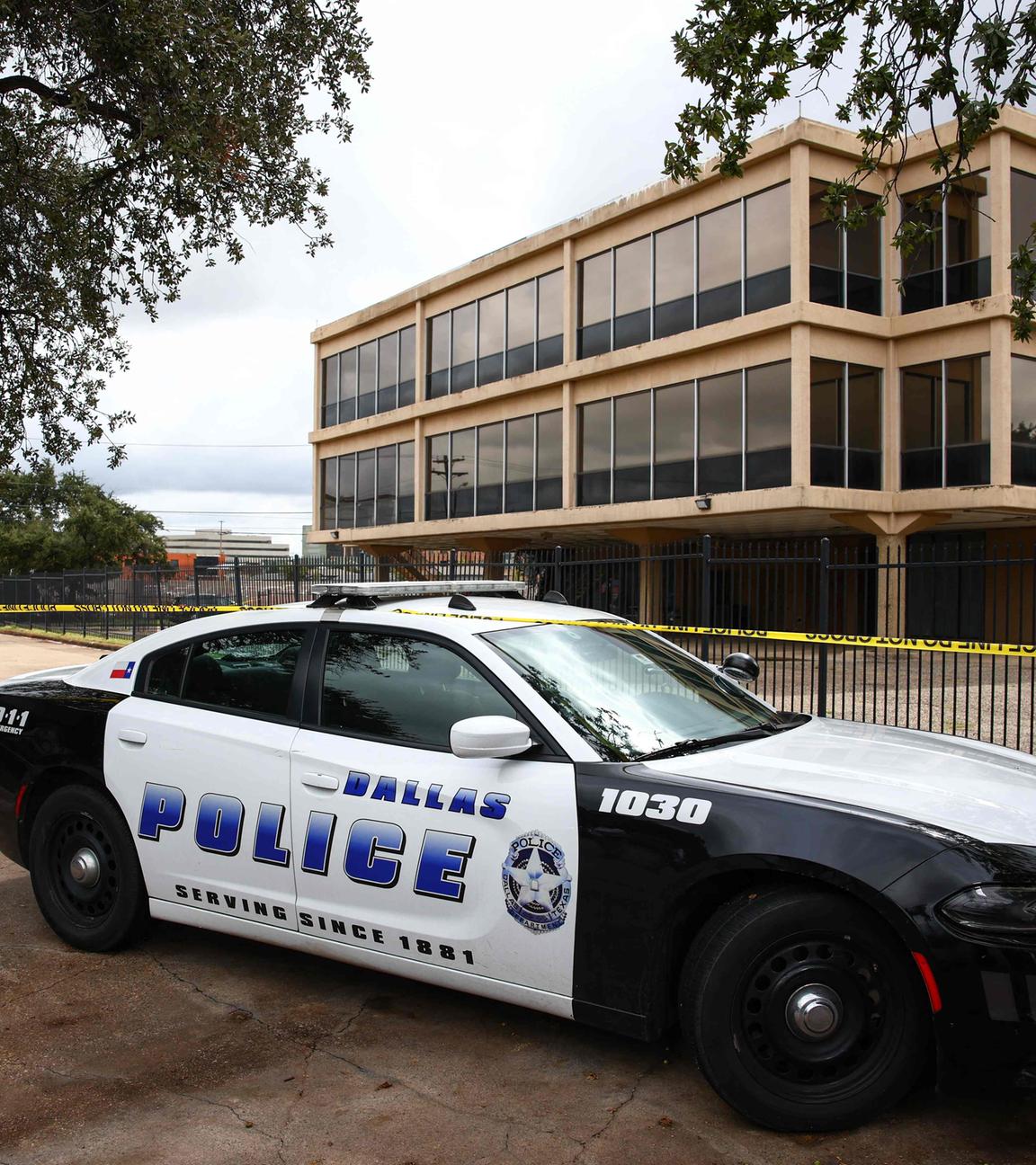 Vor einer Schule in Dallas steht ein Polizeiauto