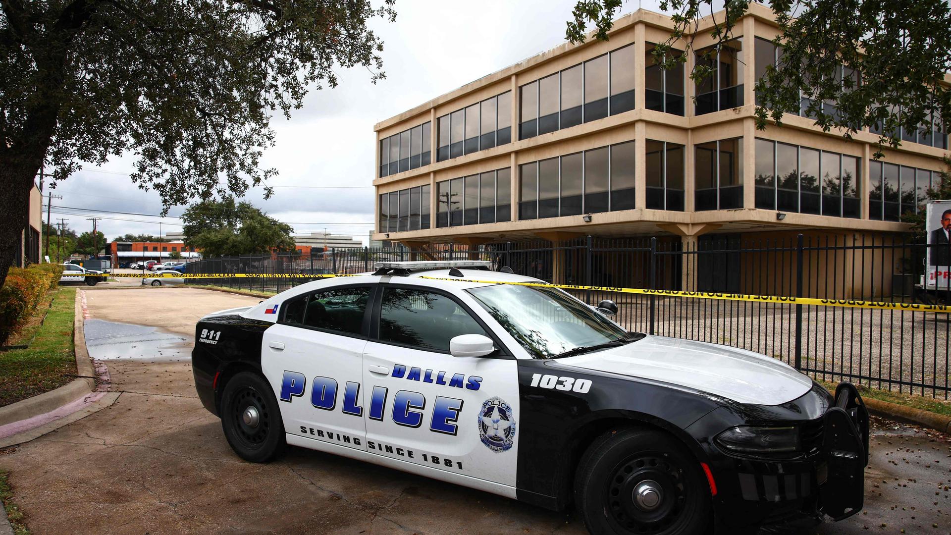 Vor einer Schule in Dallas steht ein Polizeiauto