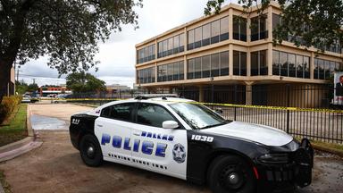 Vor einer Schule in Dallas steht ein Polizeiauto