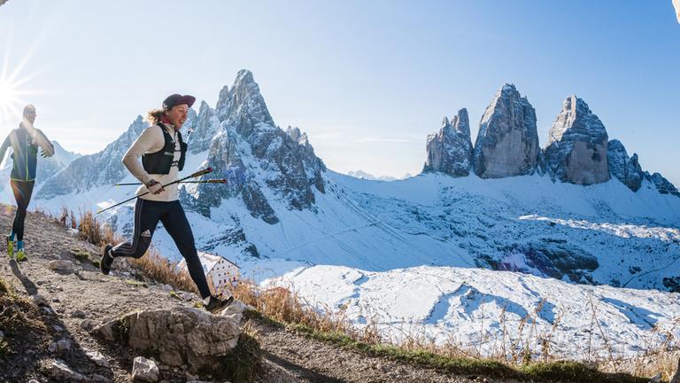 Laura Dahlmeier läufen mit einem Partner in den Bergen