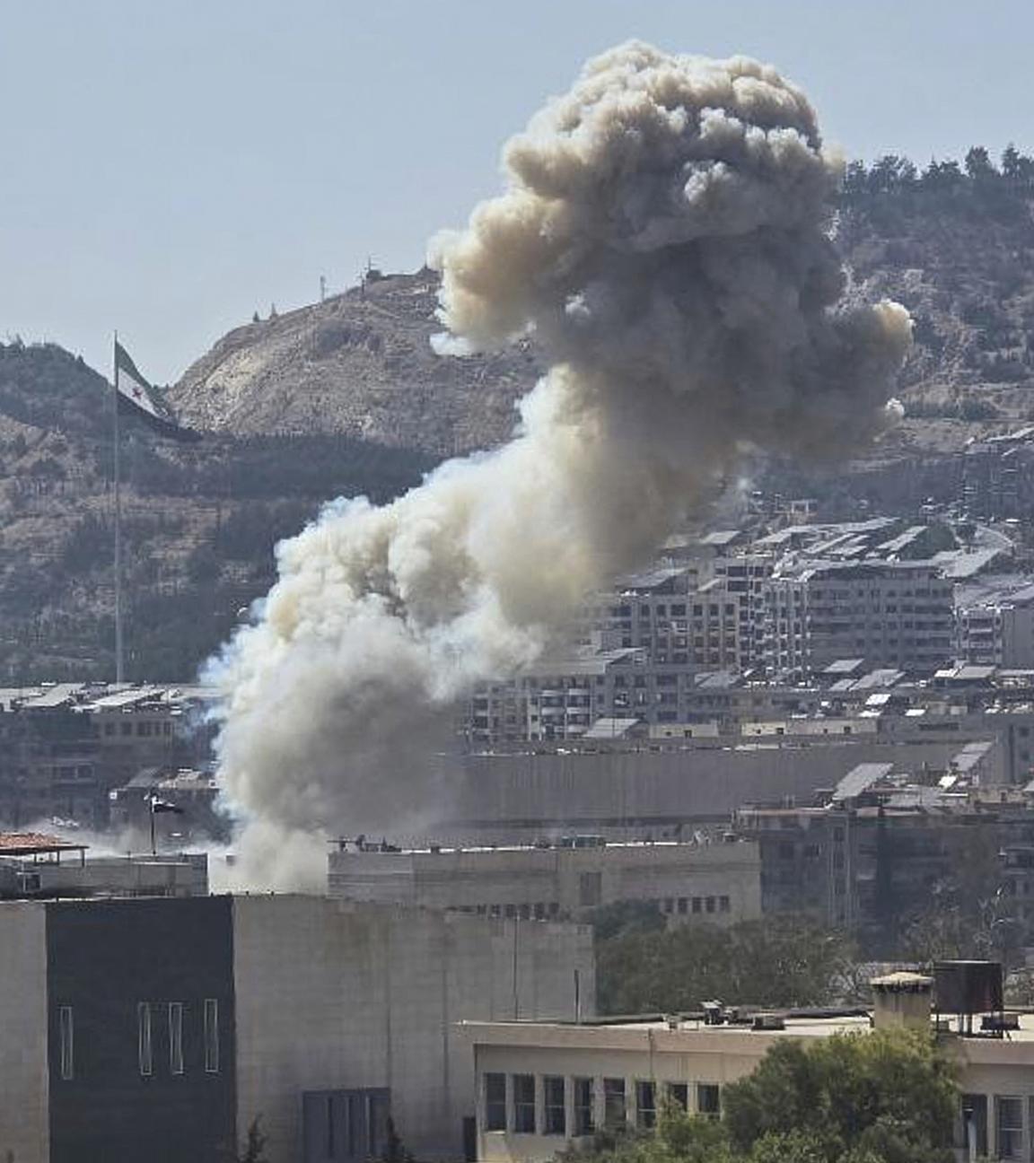 Auf diesem von der offiziellen syrischen Nachrichtenagentur SANA veröffentlichten Foto steigt Rauch nach einem israelischen Luftangriff auf, der das syrische Verteidigungsministerium getroffen hat.