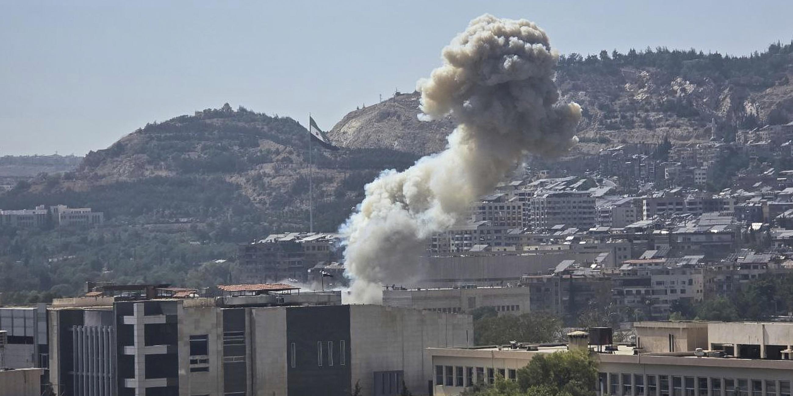 Auf diesem von der offiziellen syrischen Nachrichtenagentur SANA veröffentlichten Foto steigt Rauch nach einem israelischen Luftangriff auf, der das syrische Verteidigungsministerium getroffen hat.