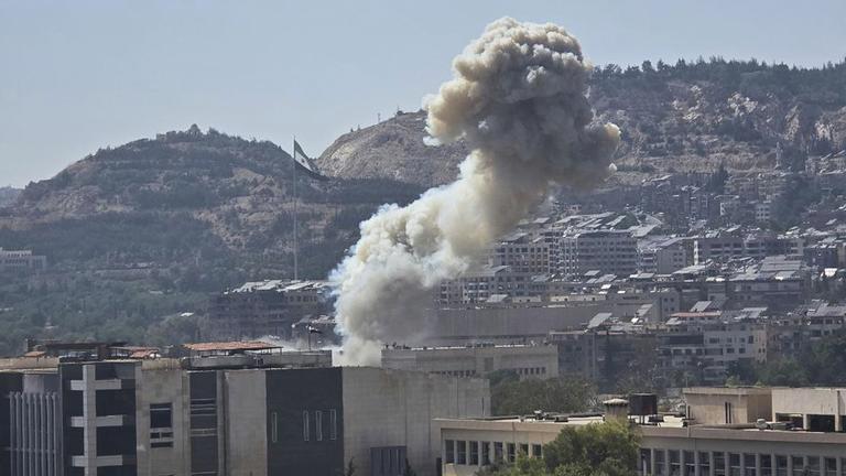 Auf diesem von der offiziellen syrischen Nachrichtenagentur SANA veröffentlichten Foto steigt Rauch nach einem israelischen Luftangriff auf, der das syrische Verteidigungsministerium getroffen hat.