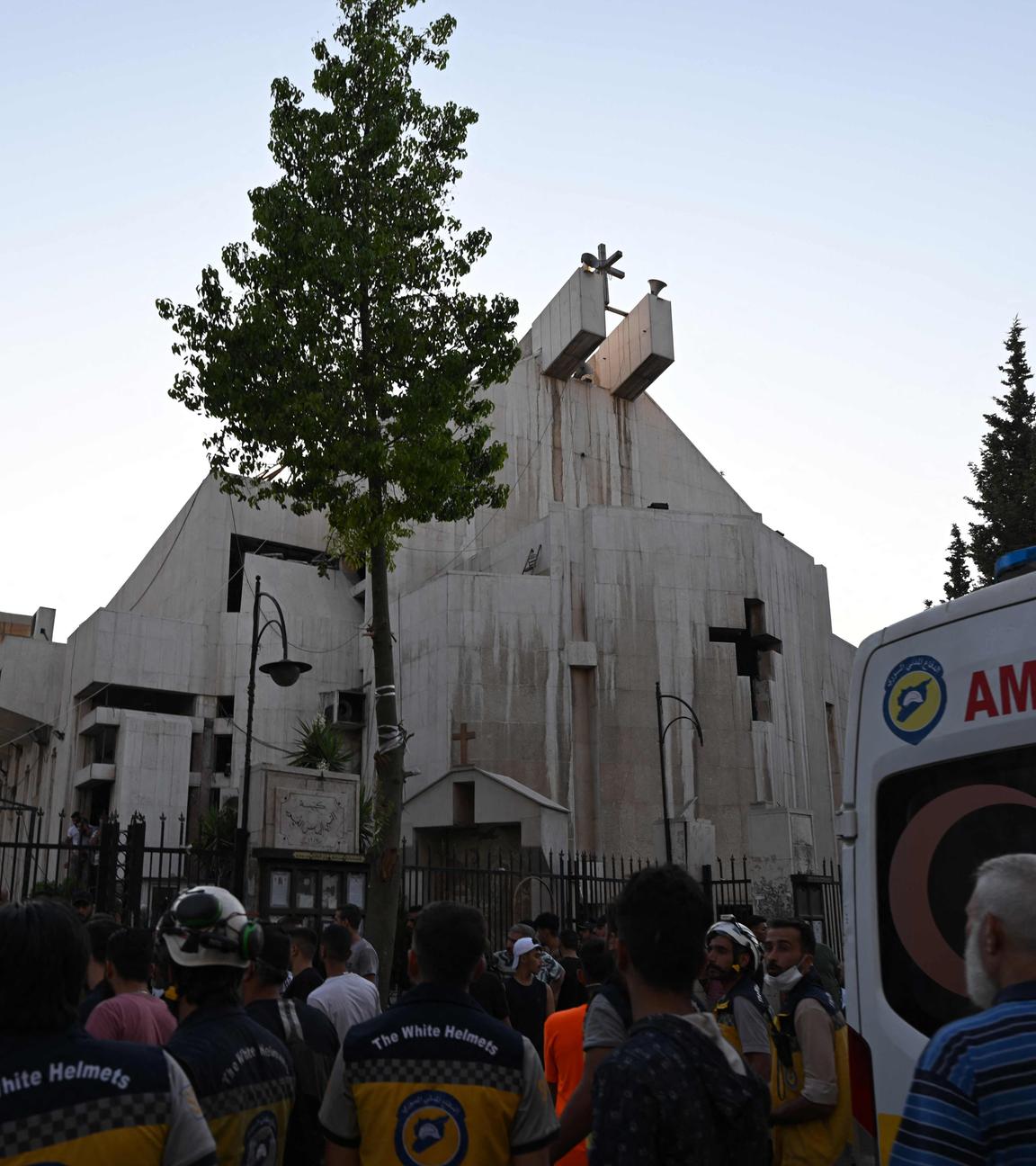 Menschen und Rettungskräfte versammeln sich am Ort eines gemeldeten Selbstmordanschlags auf die Sankt-Elias-Kirche im Damaskuser Stadtteil Dwelaa am 22. Juni 2025.