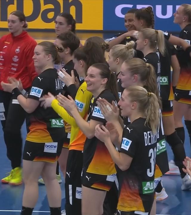 Deutsche Damenhandballnationalmannschaft bedankt sich beim Publikum