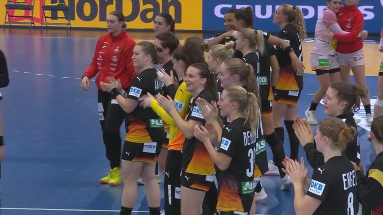 Deutsche Damenhandballnationalmannschaft bedankt sich beim Publikum