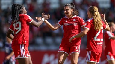 Bayerns Stürmerin Jovana Damnjanović klatscht nach ihrem Treffer zum 1:0 gegen den 1. FC Köln jubelnd ihre Mitspielerin Edna Imade ab