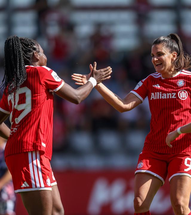 Bayerns Stürmerin Jovana Damnjanović klatscht nach ihrem Treffer zum 1:0 gegen den 1. FC Köln jubelnd ihre Mitspielerin Edna Imade ab