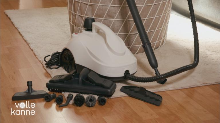 Ein Dampfreiniger mit verschiedenen Aufsätzen 
