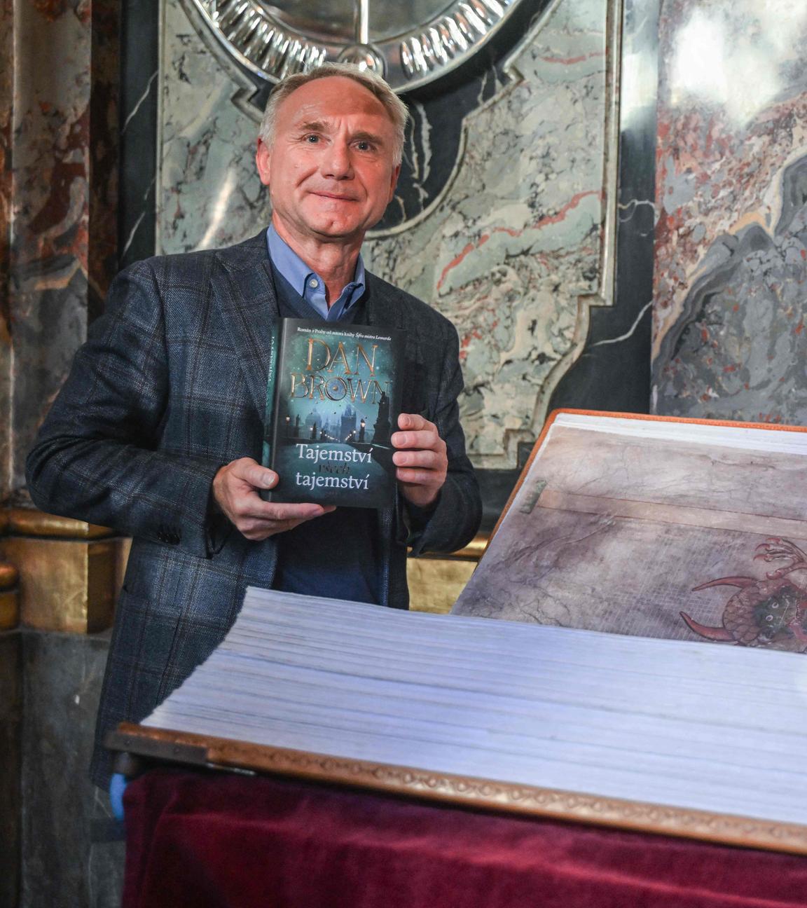 Der US-Autor Dan Brown hält bei einer Pressekonferenz sein neues Buch "The Secret of Secrets" in den Händen.