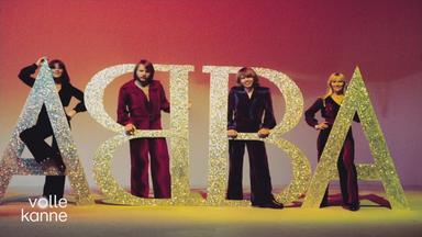 Die Bandmitglieder posieren mit dem ABBA-Logo