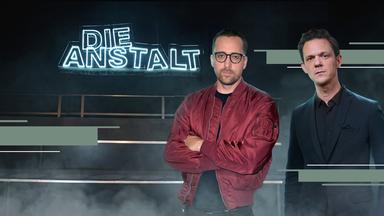 aspekte-Moderator Jo Schück, der Musiker Danger Dan und ein Schild der Sendung "Die Anstalt".