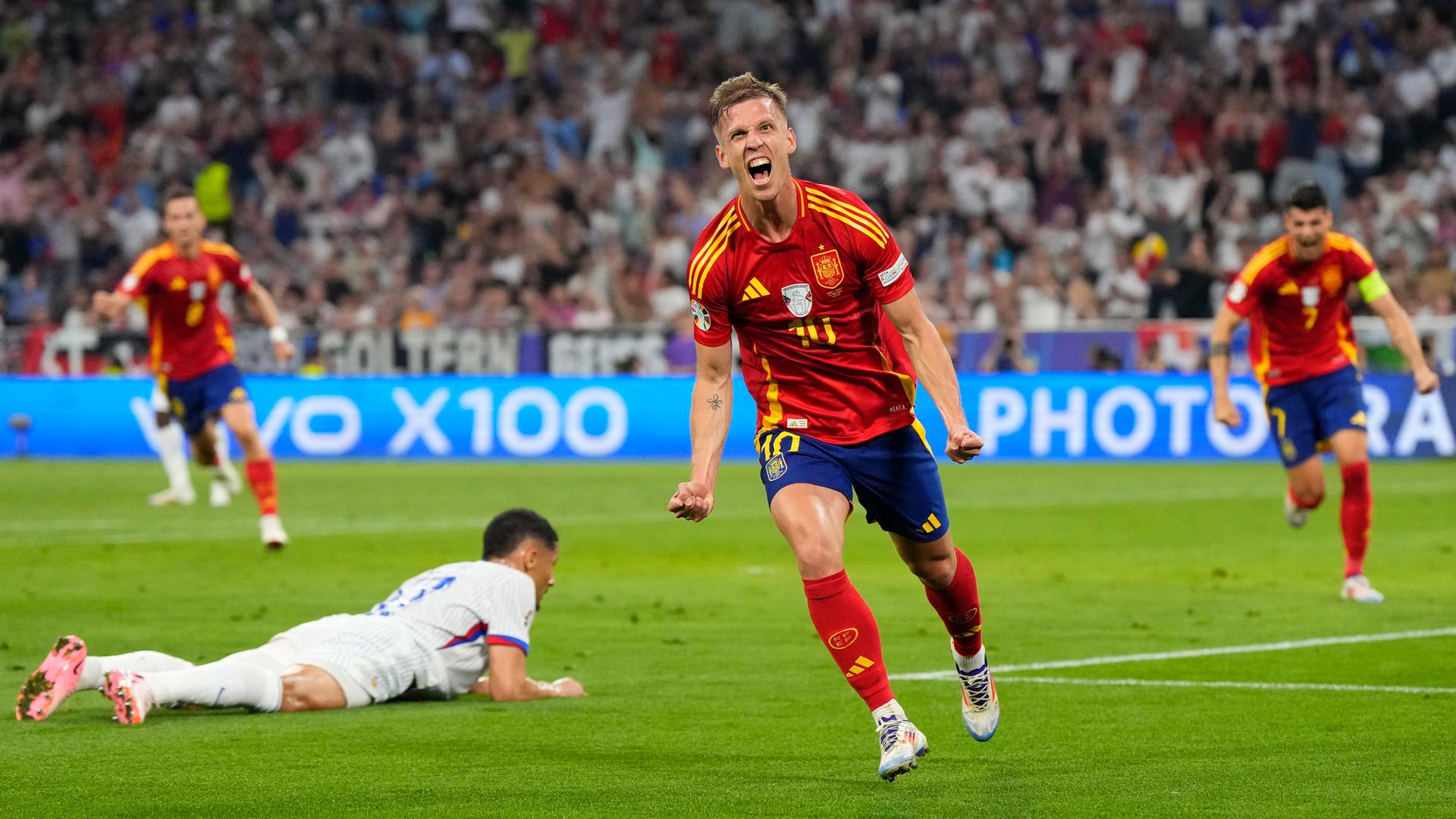 Dani Olmo jubelt nach dem zweiten Tor seiner Mannschaft während des Halbfinalspiels zwischen Spanien und Frankreich bei der Fußball-Europameisterschaft 2024 in München, 09.07.2024.