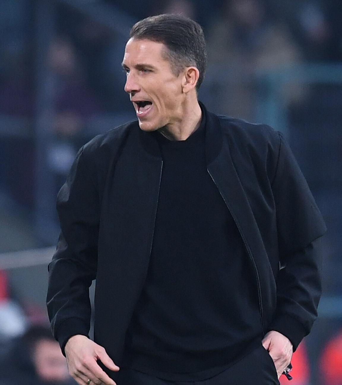 Der Cheftrainer des VfL Wolfsburg, Daniel Bauer, beim Spiel gegen Borussia Mönchengladbach.