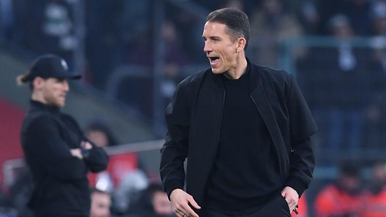 Der Cheftrainer des VfL Wolfsburg, Daniel Bauer, beim Spiel gegen Borussia Mönchengladbach.