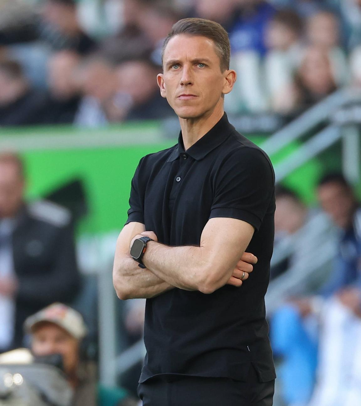 Wolfsburgs Trainer Daniel Bauer schaut am Spielfeldrand enttäuscht seinen Spielern zu