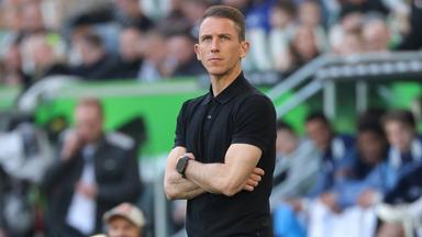 Wolfsburgs Trainer Daniel Bauer schaut am Spielfeldrand enttäuscht seinen Spielern zu