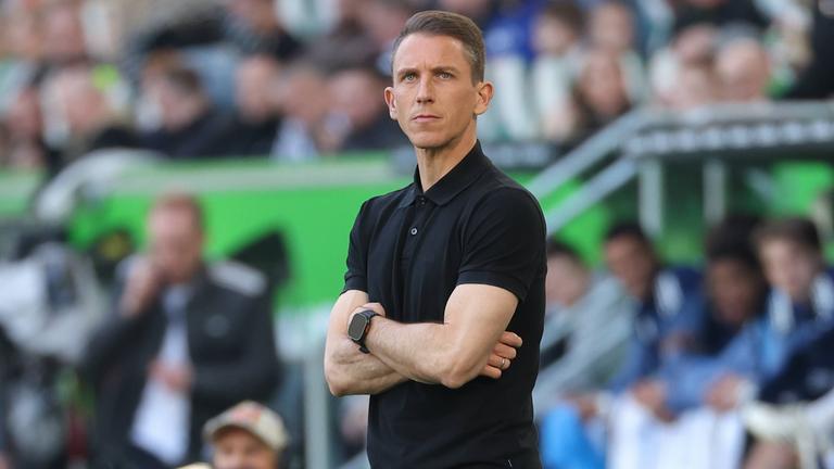 Wolfsburgs Trainer Daniel Bauer schaut am Spielfeldrand enttäuscht seinen Spielern zu