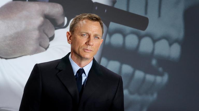 Daniel Craig posiert auf einer Veranstaltung mit James Bond Bezug.