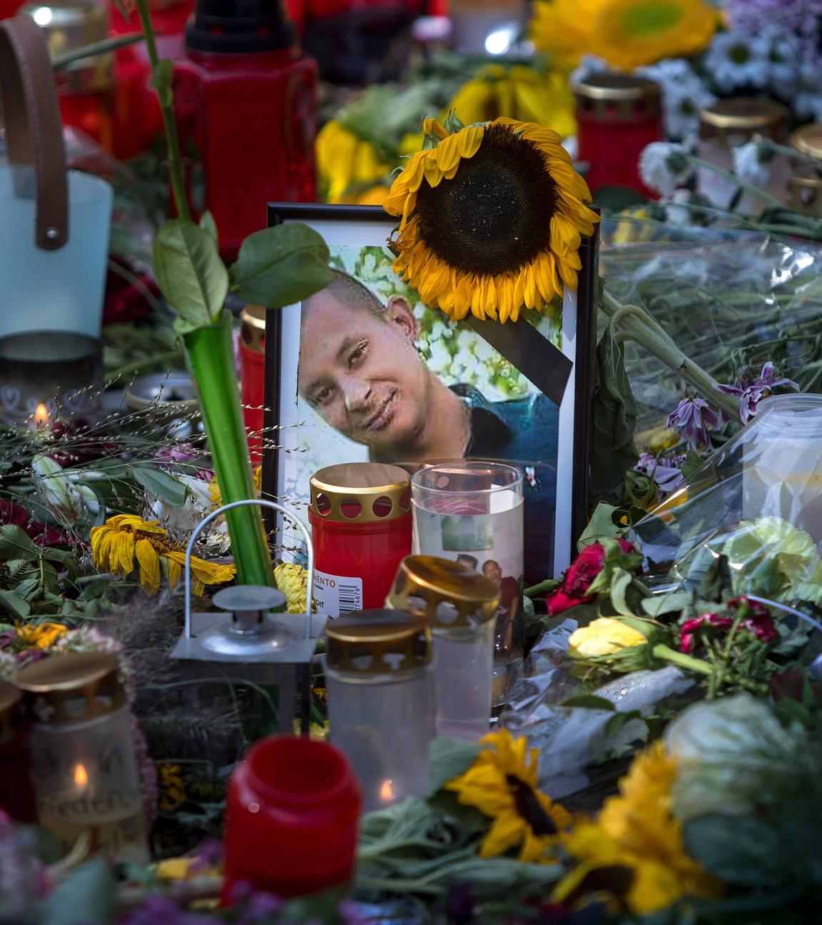 Chemnitz - Blumen, Kerzen und ein Bild des Opfers