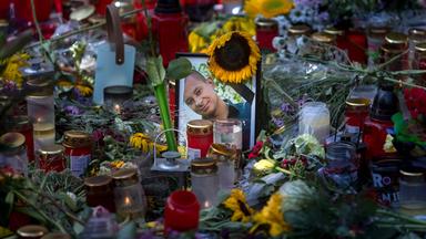 Chemnitz - Blumen, Kerzen und ein Bild des Opfers