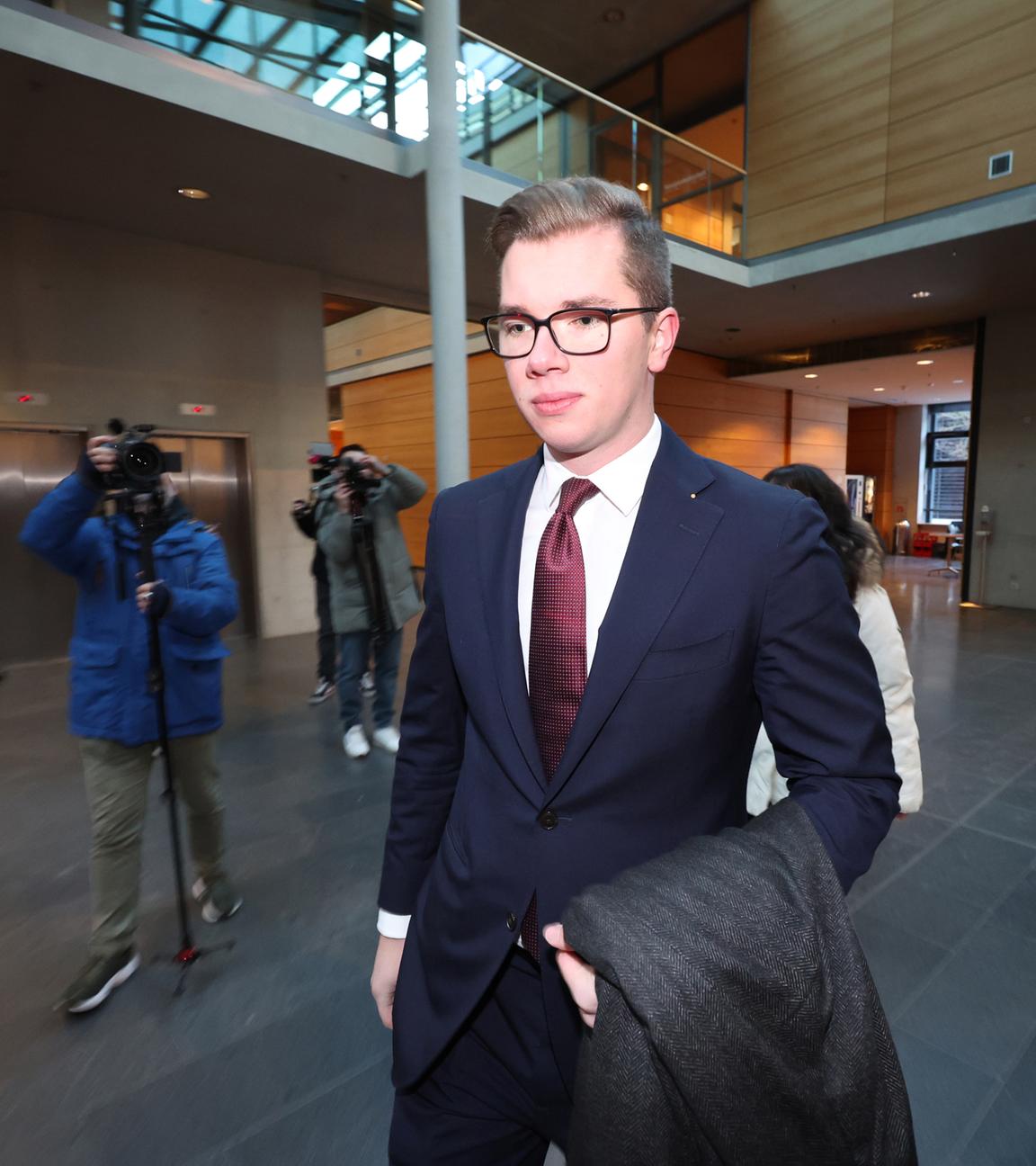 Daniel Halemba, AfD-Abgeordneter, kommt vor Prozessbeginn in das Justizzentrum in Würzburg, am 07.01.2026.