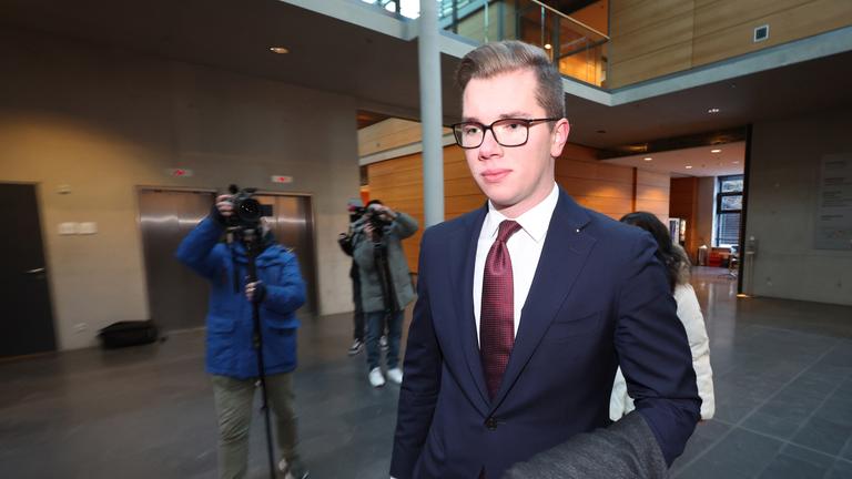 Daniel Halemba, AfD-Abgeordneter, kommt vor Prozessbeginn in das Justizzentrum in Würzburg, am 07.01.2026.