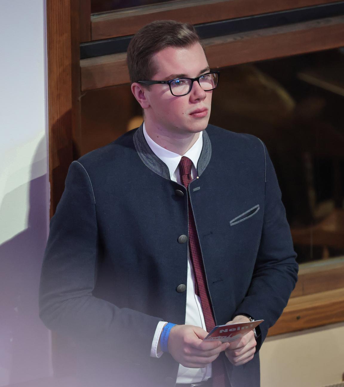 Daniel Halemba, MdL der AfD, beim Landesparteitag der AfD; hat Stimmkarten in der Hand.