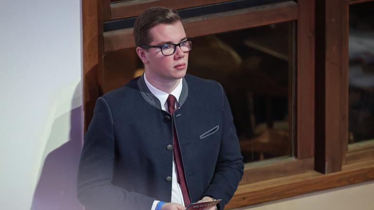 Daniel Halemba, MdL der AfD, beim Landesparteitag der AfD; hat Stimmkarten in der Hand.
