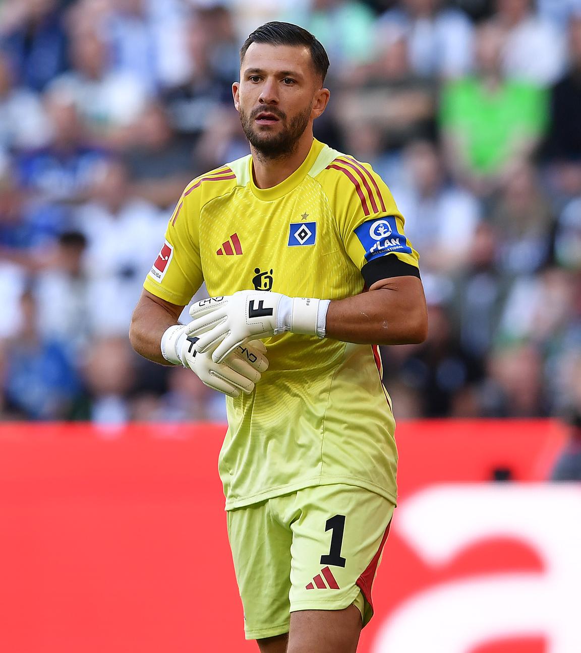 HSV-Torwart Daniel Heuer Fernandes in Aktion.