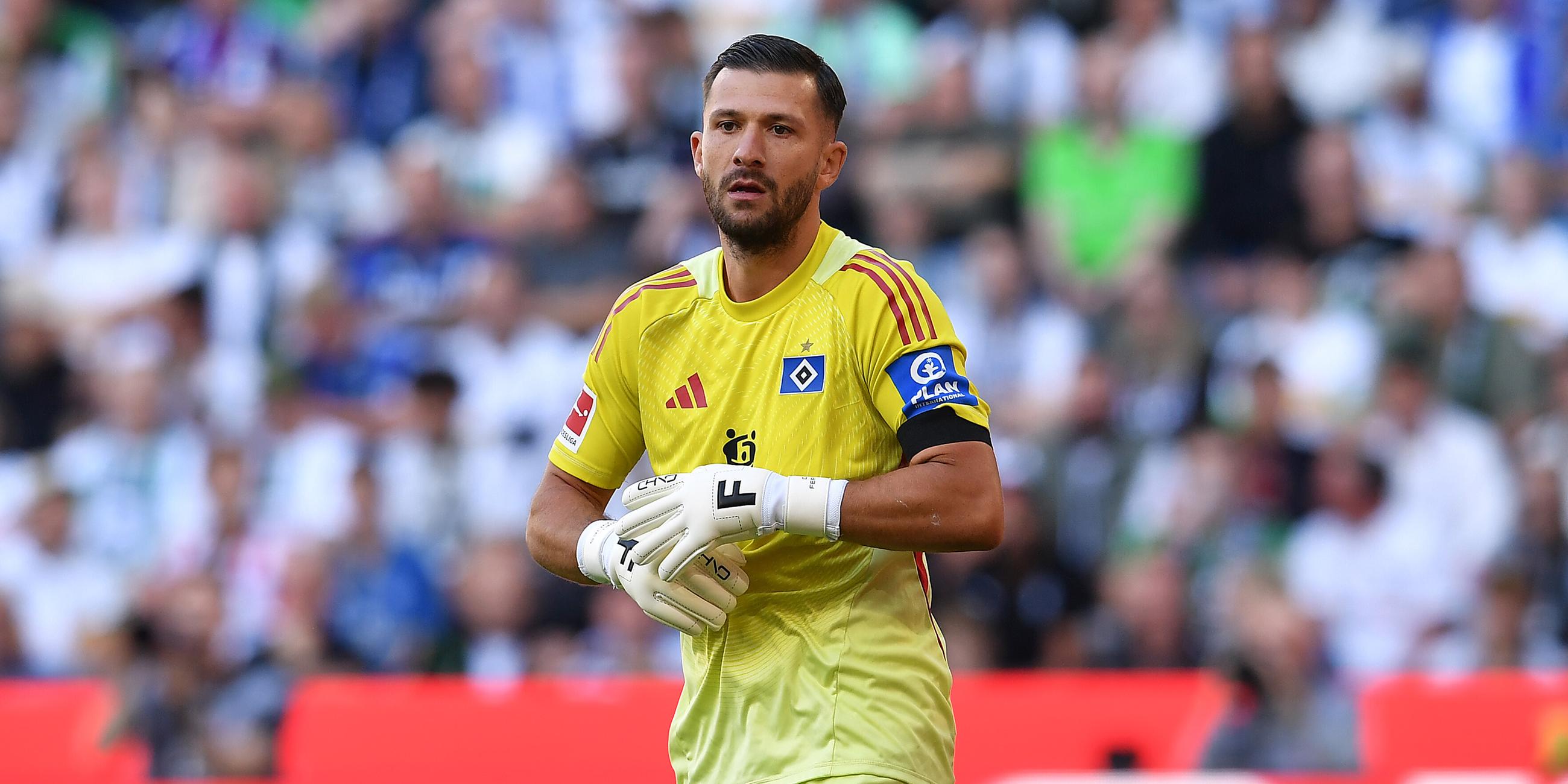 HSV-Torwart Daniel Heuer Fernandes in Aktion.