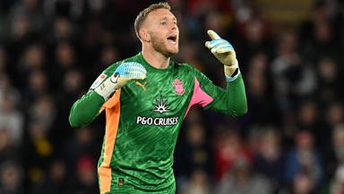 Daniel Peretz, Torwart des FC Southampton, hat die Arme etwas angehoben und ruft etwas.