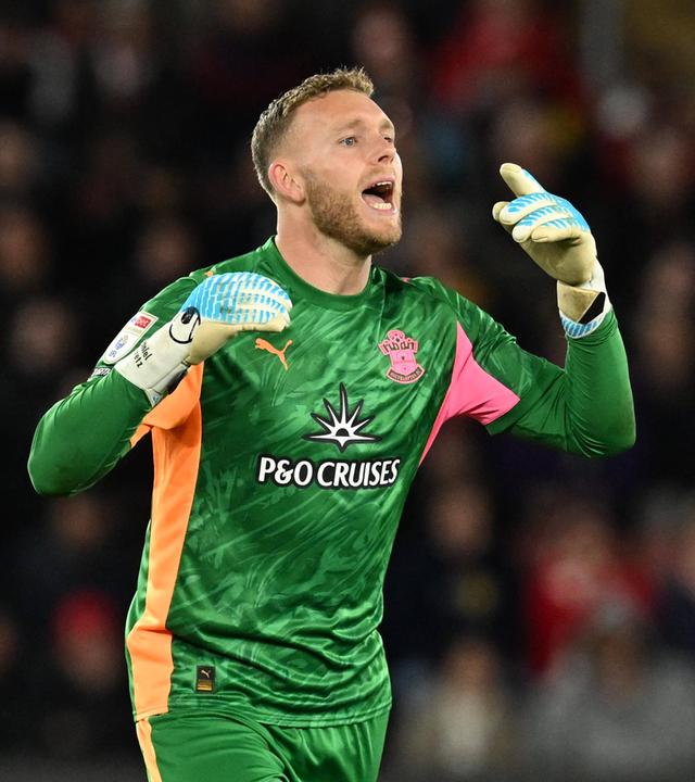 Daniel Peretz, Torwart des FC Southampton, hat die Arme etwas angehoben und ruft etwas.