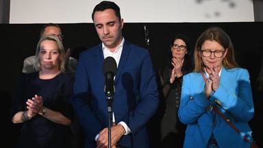 Daniel Peters (M, CDU), Spitzenkandidat der CDU Mecklenburg-Vorpommern sowie Landes- und Fraktionsvorsitzender der CDU Mecklenburg-Vorpommern, steht bei der Wahlparty auf der Bühne im Tanzstudio Schlebusch neben Katy Hoffmeister (r), Generalsekretärin der CDU Mecklenburg-Vorpommern.