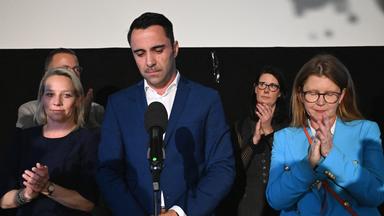 Daniel Peters (M, CDU), Spitzenkandidat der CDU Mecklenburg-Vorpommern sowie Landes- und Fraktionsvorsitzender der CDU Mecklenburg-Vorpommern, steht bei der Wahlparty auf der Bühne im Tanzstudio Schlebusch neben Katy Hoffmeister (r), Generalsekretärin der CDU Mecklenburg-Vorpommern.