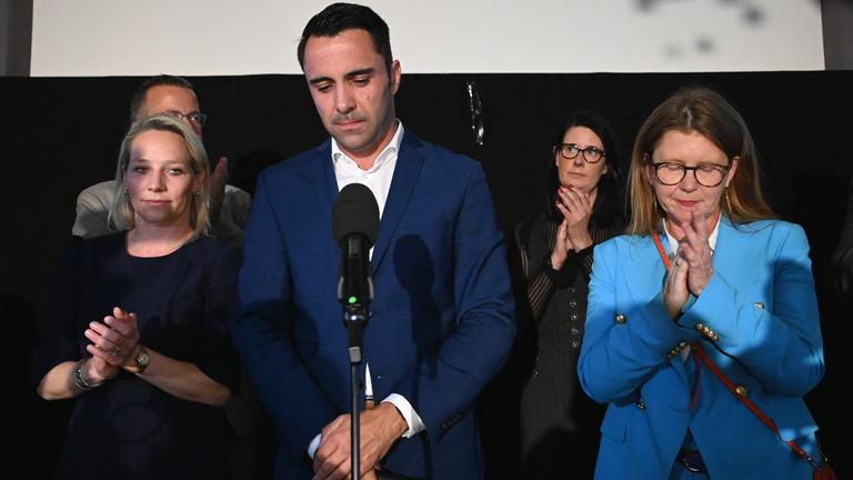 Daniel Peters (M, CDU), Spitzenkandidat der CDU Mecklenburg-Vorpommern sowie Landes- und Fraktionsvorsitzender der CDU Mecklenburg-Vorpommern, steht bei der Wahlparty auf der Bühne im Tanzstudio Schlebusch neben Katy Hoffmeister (r), Generalsekretärin der CDU Mecklenburg-Vorpommern.
