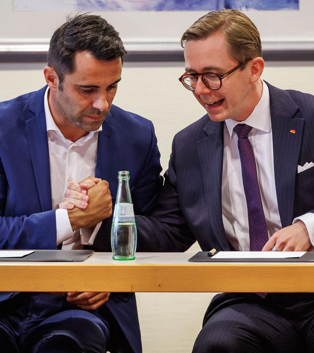 Mecklenburg-Vorpommern, Schwerin: Daniel Peters (l), der CDU-Landesvorsitzende und Spitzenkandidat der CDU bei der Landtagswahl in Mecklenburg-Vorpommern, und Philipp Amthor (CDU), Staatsminister für die Bund-Länder-Beziehungen im Bundeskanzleramt und stellvertretender Landesvorsitzender der CDU Mecklenburg-Vorpommern