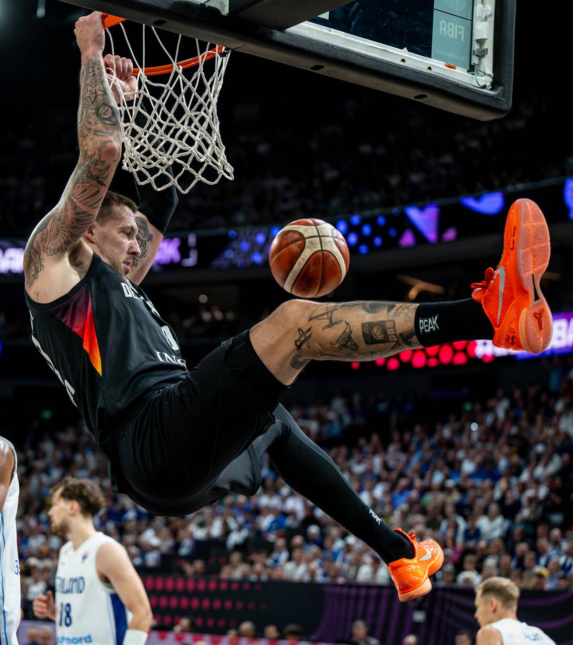 Daniel Theis im Spiel gegen Finnland beim Dunking