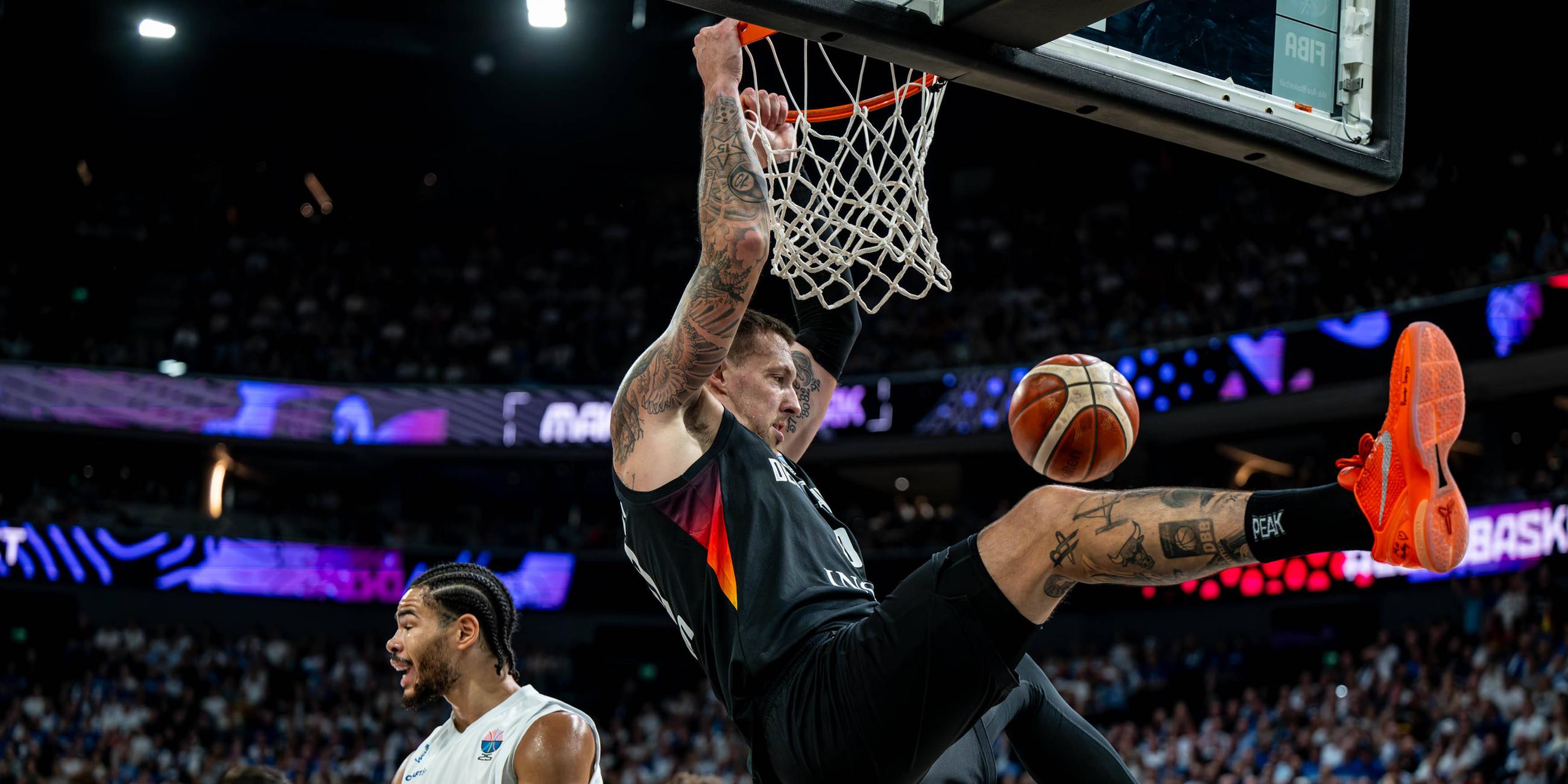 Daniel Theis im Spiel gegen Finnland beim Dunking