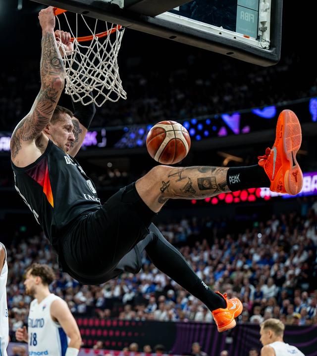 Daniel Theis im Spiel gegen Finnland beim Dunking