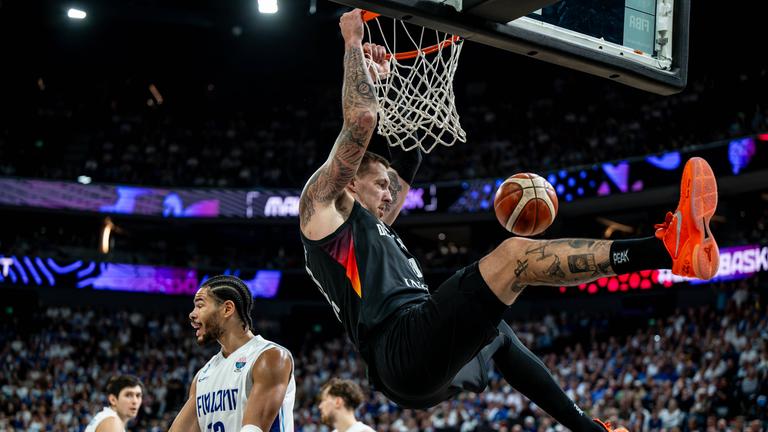 Daniel Theis im Spiel gegen Finnland beim Dunking