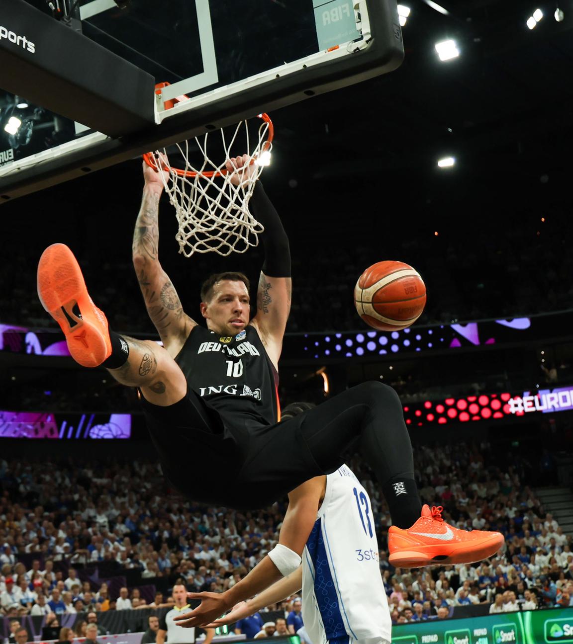 Daniel Theis (Deutschland, 10) beim Dunking.