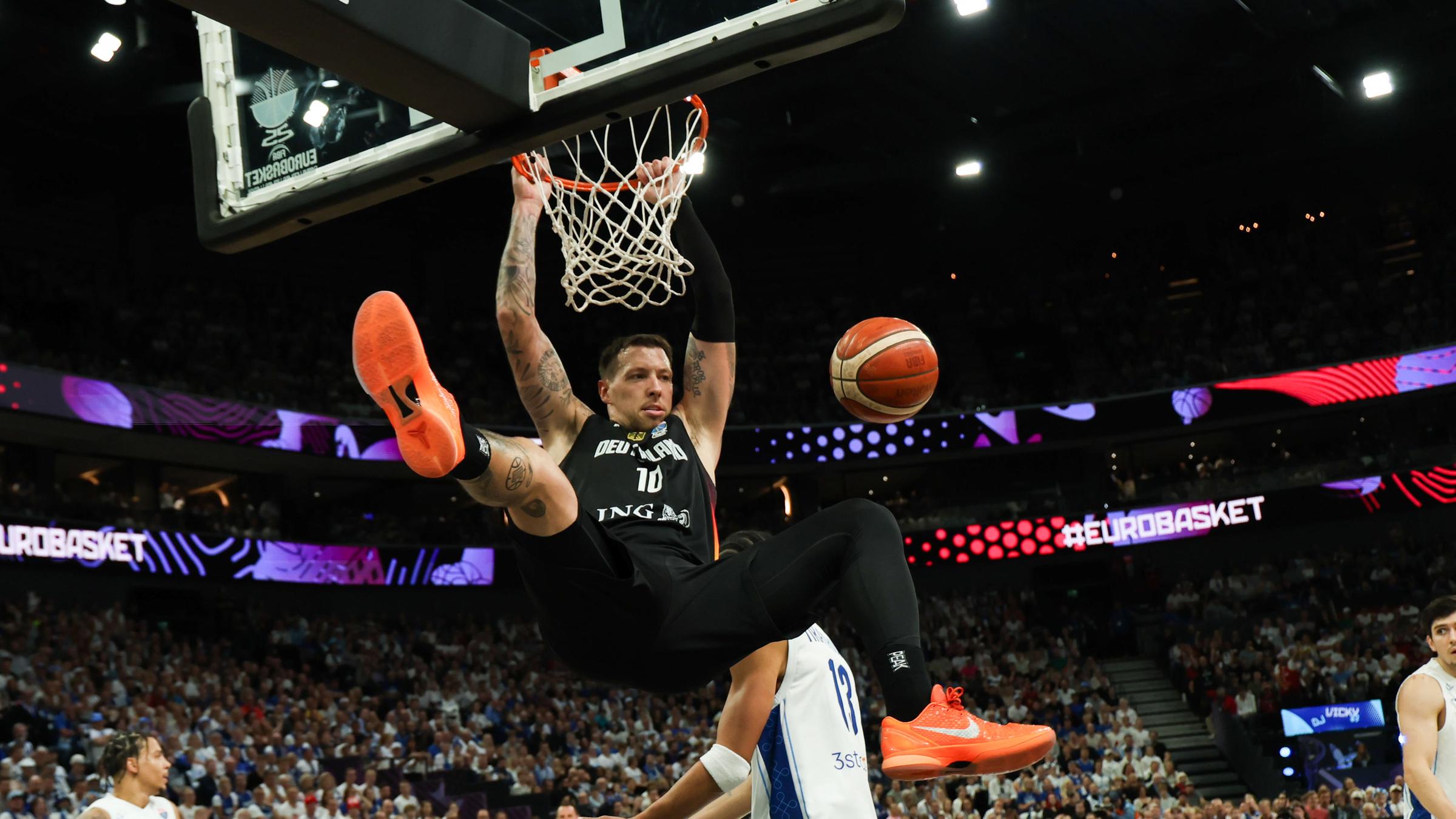 Daniel Theis (Deutschland, 10) beim Dunking.