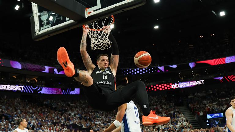 Daniel Theis (Deutschland, 10) beim Dunking.