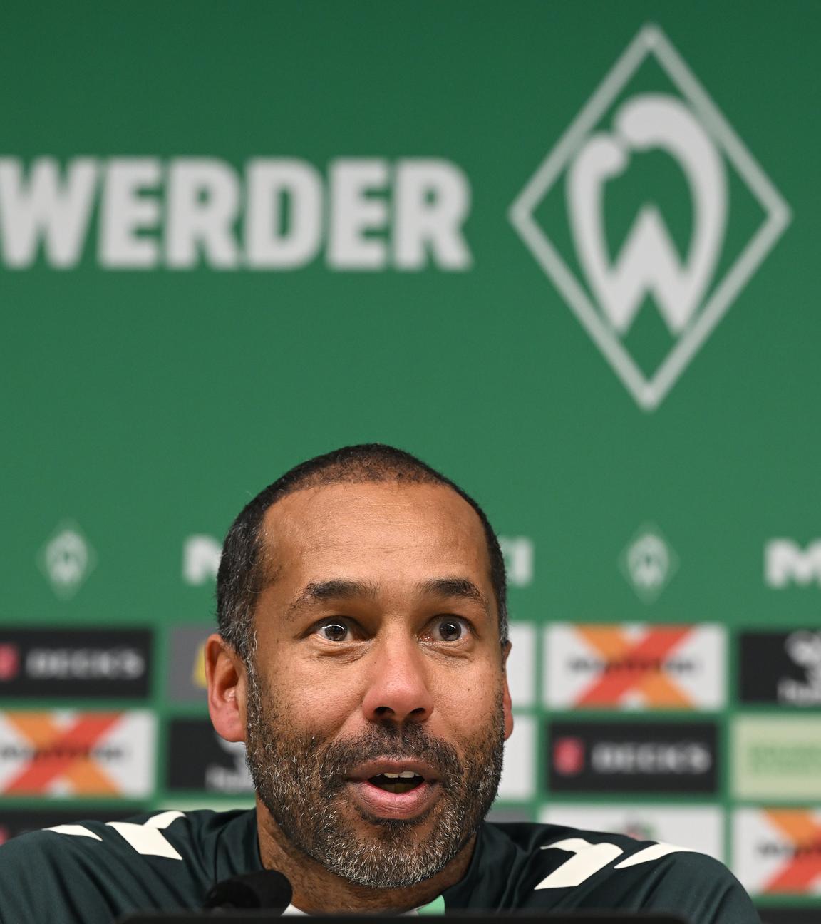 Daniel Thioune spricht auf einer Pressekonferenz anlässlich seiner Vorstellung als neuer Trainer vom Fußball Bundesligist Werder Bremen.