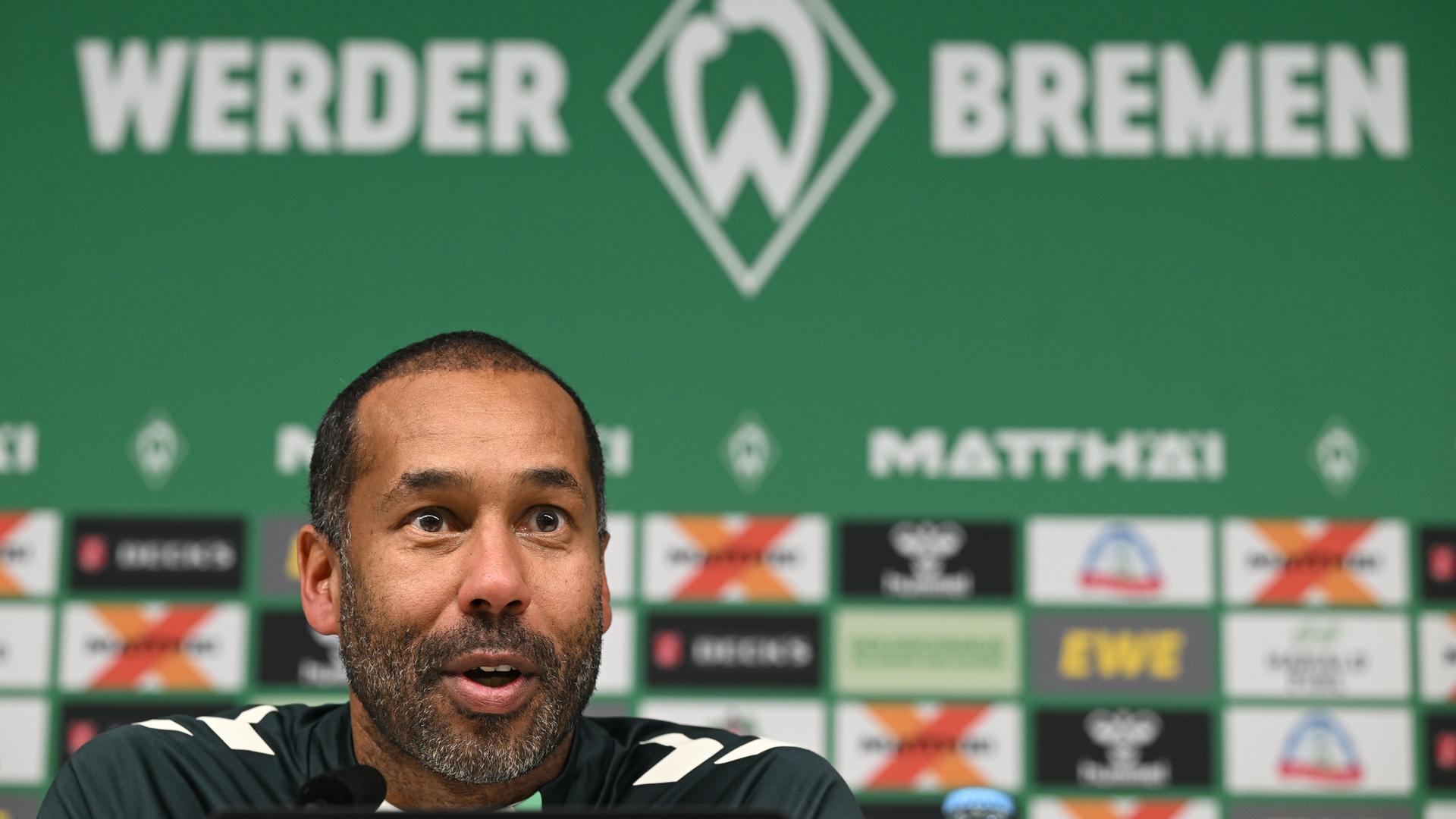 Daniel Thioune spricht auf einer Pressekonferenz am 4. Februar anlässlich seiner Vorstellung als neuer Trainer von Werder Bremen.