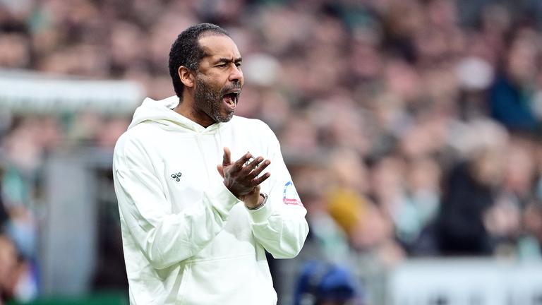 Bremens Trainer Daniel Thioune feuert seine Jungs in der Partie gegen den 1. FC Heidenheim am Spielfeldrand an