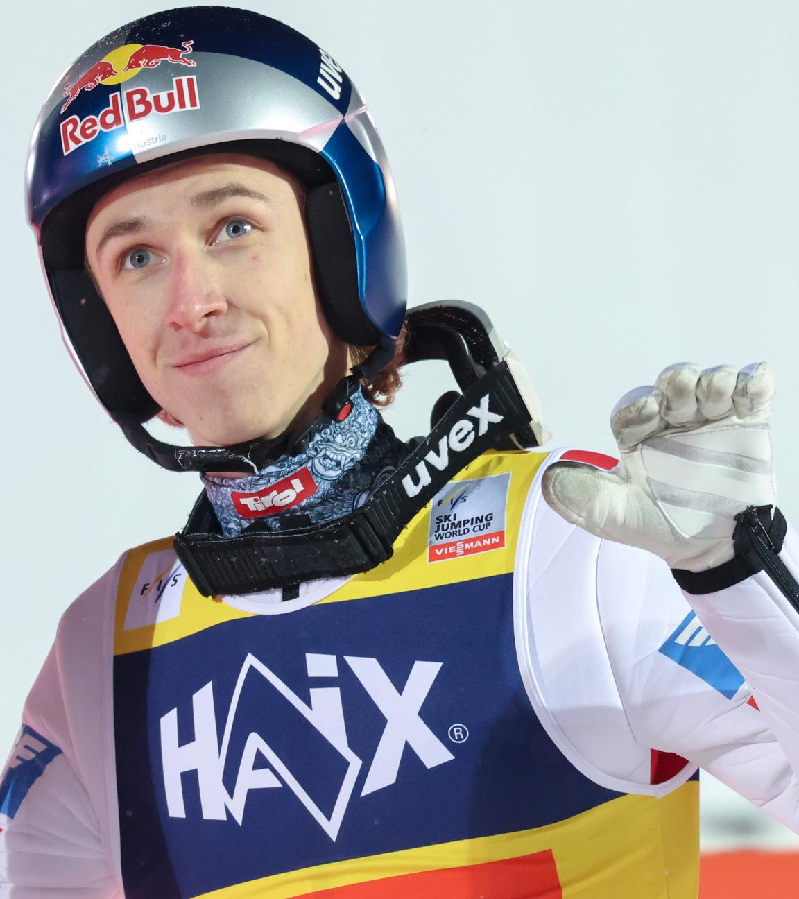 Daniel Tschofenig macht beim Weltcup-Skispringen in Lillehammer mit der linken Hand eine Handbewegung
