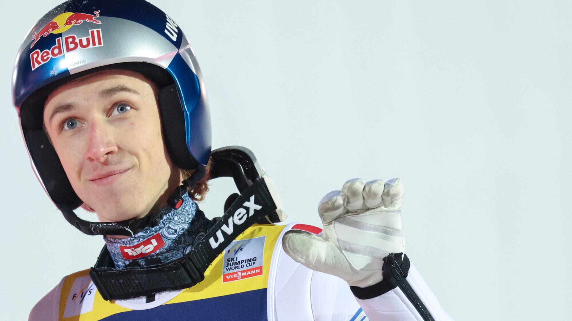 Daniel Tschofenig macht beim Weltcup-Skispringen in Lillehammer mit der linken Hand eine Handbewegung
