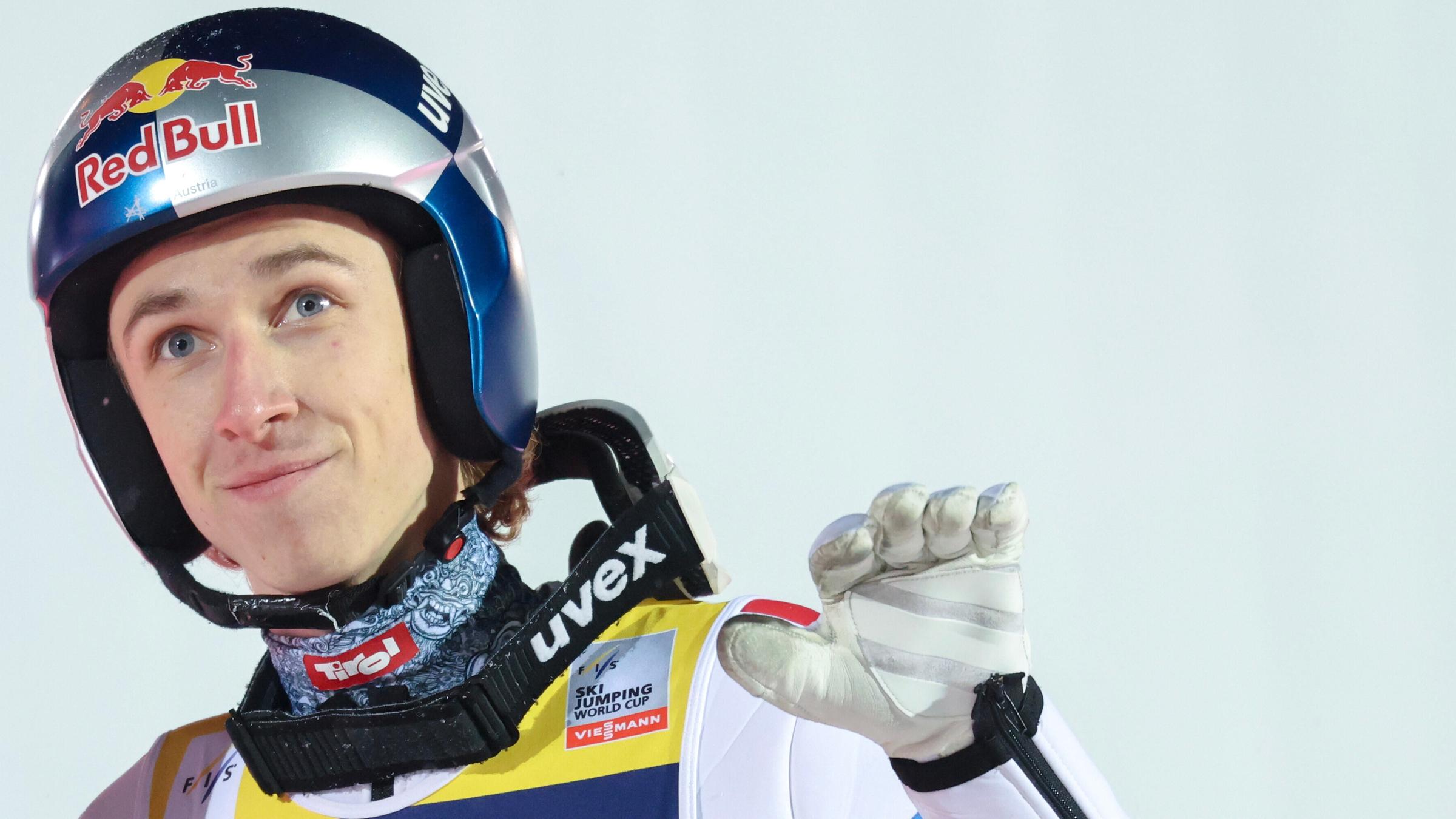 Daniel Tschofenig macht beim Weltcup-Skispringen in Lillehammer mit der linken Hand eine Handbewegung